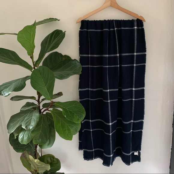 Banana Republic | Large Windowpane Scarf - Picture 2 of 6